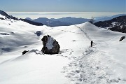 53 La neve splende al sole con vista fin verso il Canto Alto.